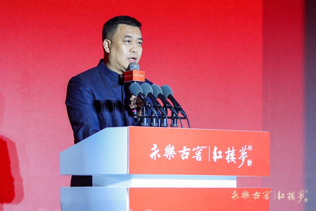 焦健表示,《红楼梦》里有500多个饮酒场景,逢年过节,大小喜事,赏花观