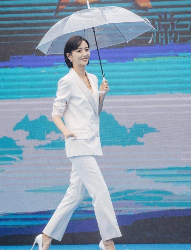 佟丽娅根本无需刻意扮嫩,简单穿衬衫配短裤,比大学生还显嫩