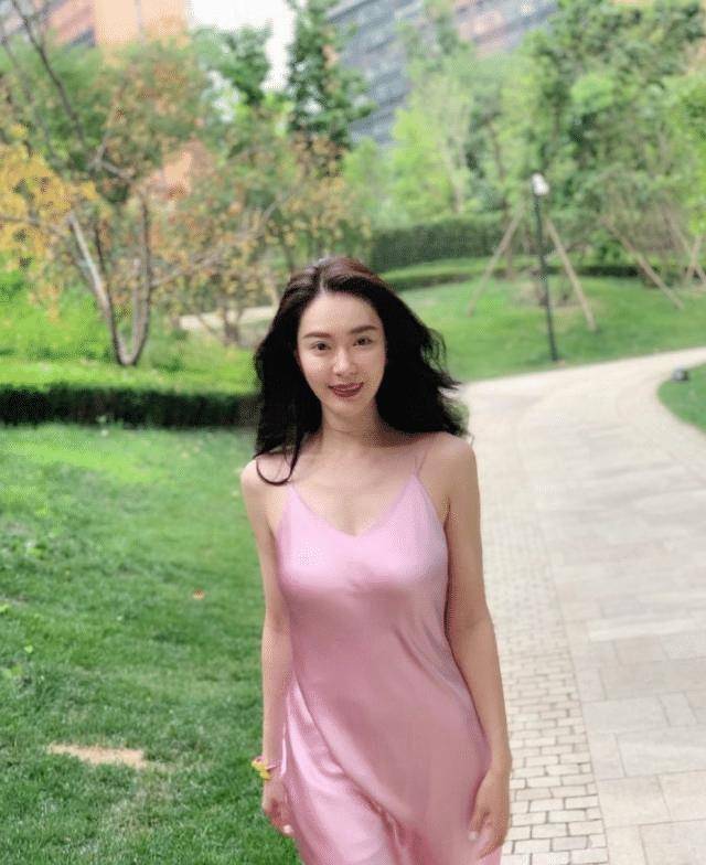 胡然颜值高就是任性,穿粉色缎面睡衣裙配毛毛拖鞋,意外高级减龄