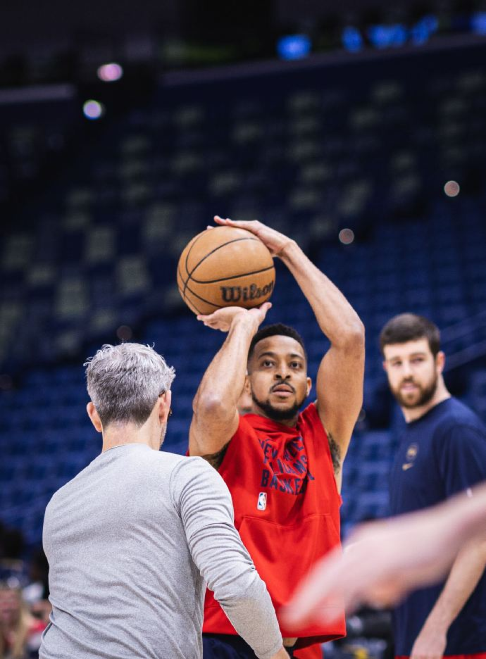 第5次飙中5 三分,拿到至少30分8助攻,成为队史首位5次做到这点的球员