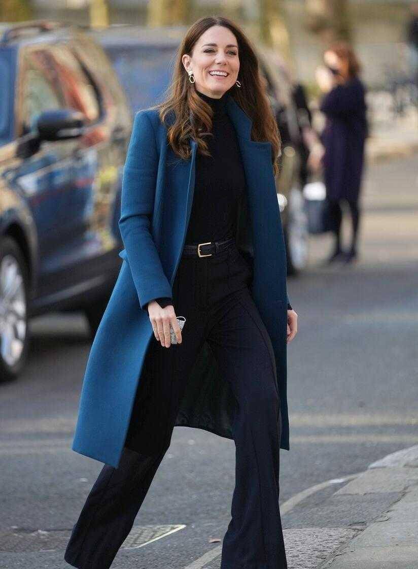 原创凯特王妃真是气质穿搭模板蓝色大衣配高领毛衣简约高级