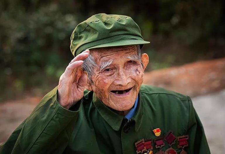原创百岁独眼老人隐藏身份60年市里寻找退伍老兵掏出23枚军功章