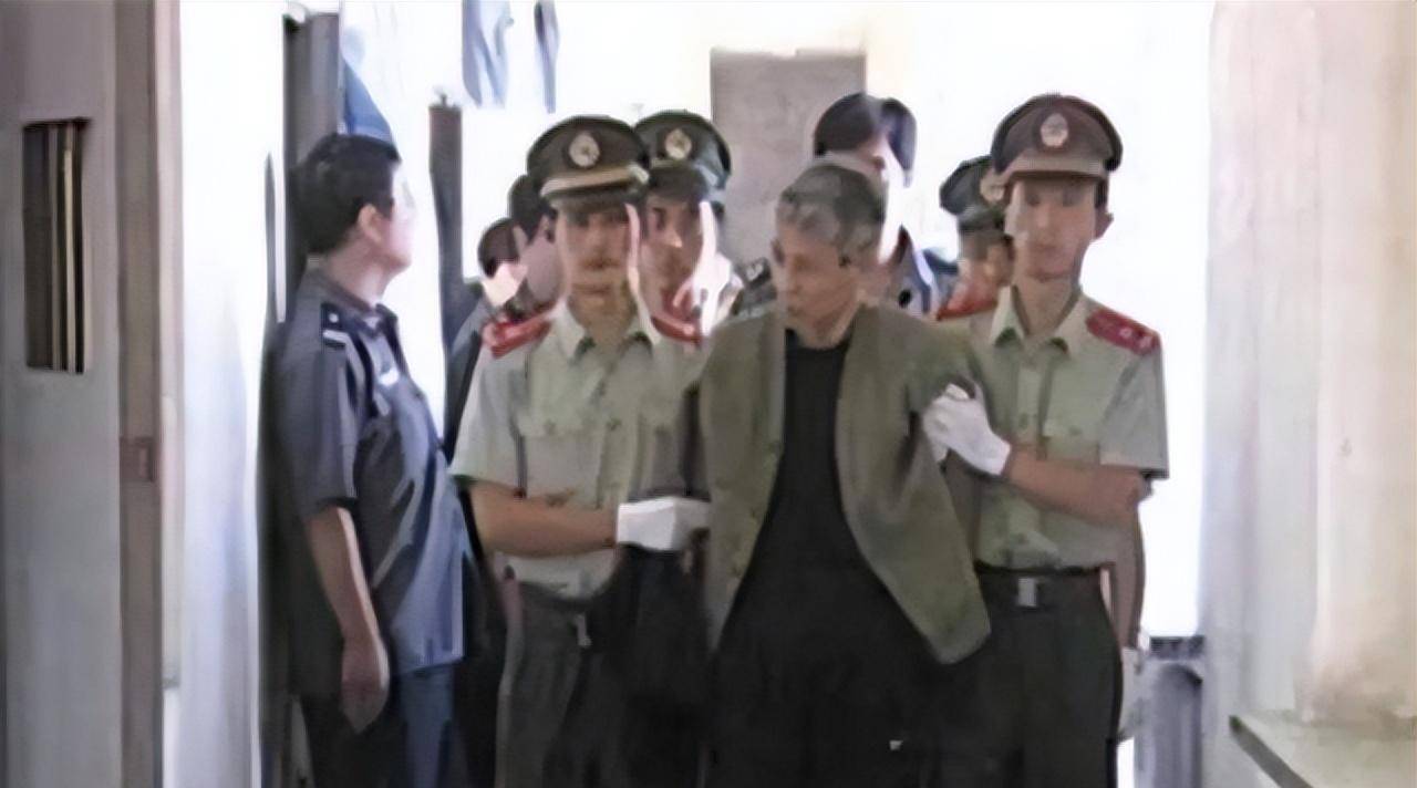原创2003年刘涌被执行死刑前让亲人在脚镣处塞进一元钱有何深意