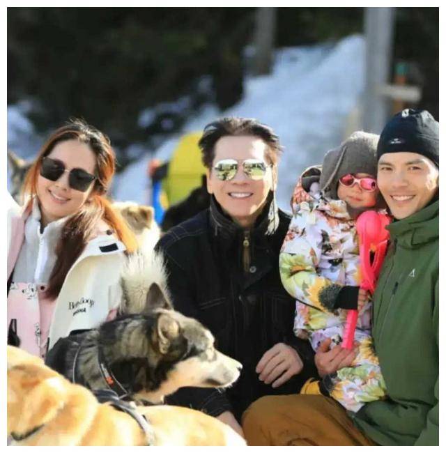 向佐郭碧婷全家出游向华强陪孙子孙女一脸开心75岁不显老