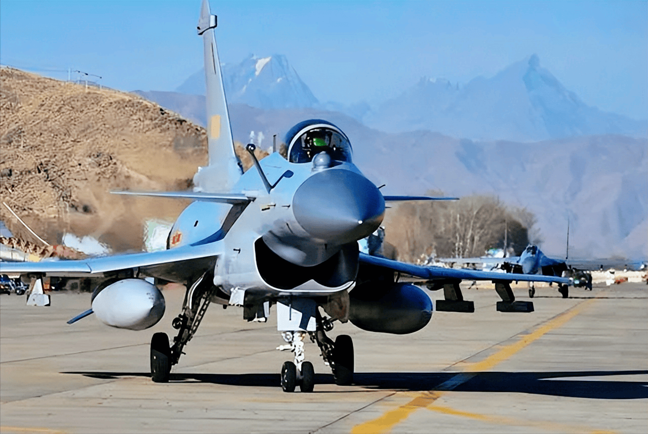 中国歼16已突破300架挂载霹雳17导弹500公里就能摧毁美军机