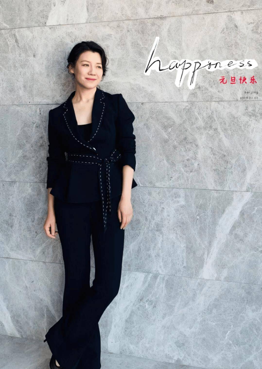 46岁刘琳惊艳时光,穿黑色波点连衣裙配齐肩发,穿出无尽高级感