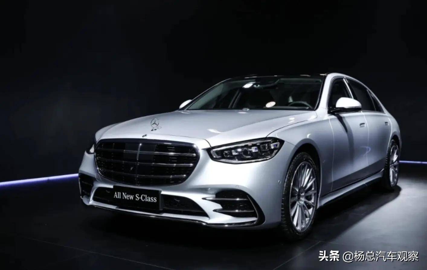 尤其是看多了宝马7系的大鼻孔和奥迪a8的大嘴,这一代奔驰s反而在外观