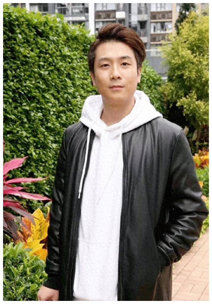 阮政峰1991年生人,8岁开始习武,师承武术家李晖,对拳法,剑术及枪棍术