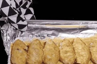 妈妈把酸奶倒入鸡翅里出锅后儿子吃了8个在也不吵着去麦当劳