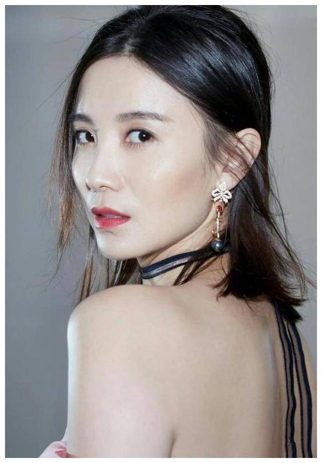 宋佳皮肤娇嫩细腻身材高挑穿搭梦幻炫目