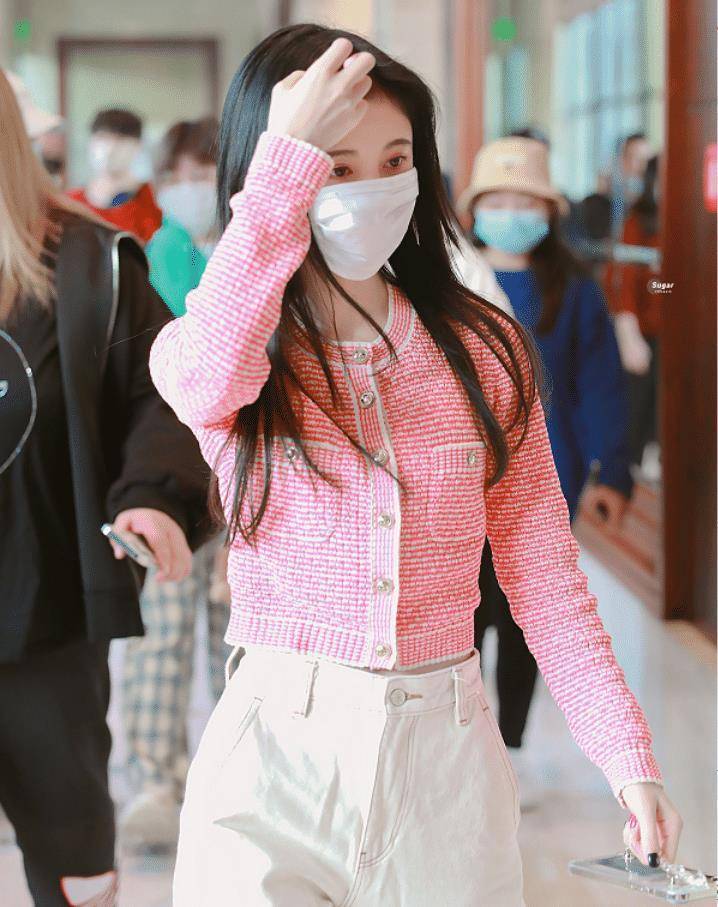 鞠婧祎舞台值得期待现身机场的鞠婧祎,被抓拍的照片当中,最引人滓意