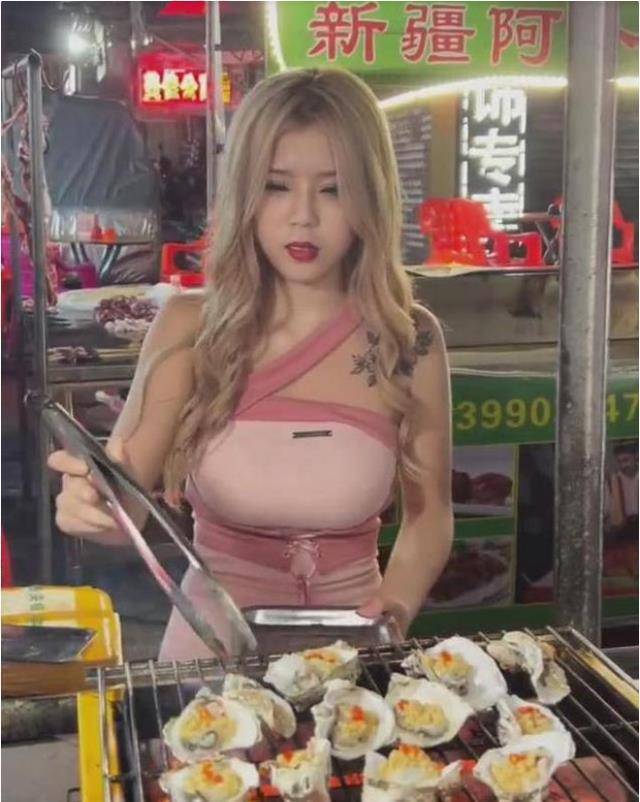 原创美女路边烤生蚝每日销量不过二十份却靠直播赚取千元