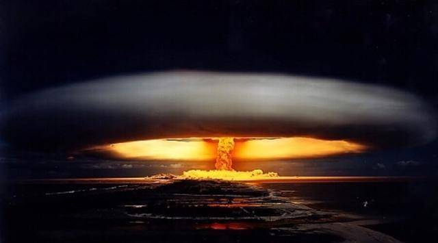 所波及范围内的一切东西,同时火球发射的光辐射会把大部分物体烧焦