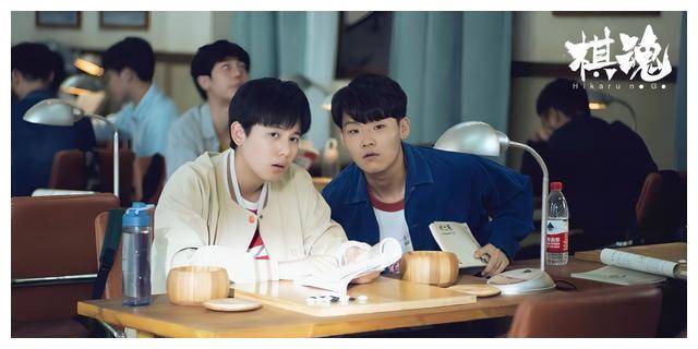 是的,他就是那位扮演围棋少年洪河的演员,曾在《棋魂》中展现过出色的