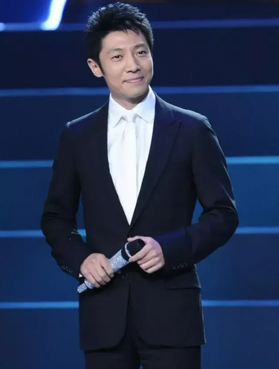 撒贝宁东莞录制节目被偶遇,穿白衬衫黑西裤儒雅帅气,大长腿抢镜_生活