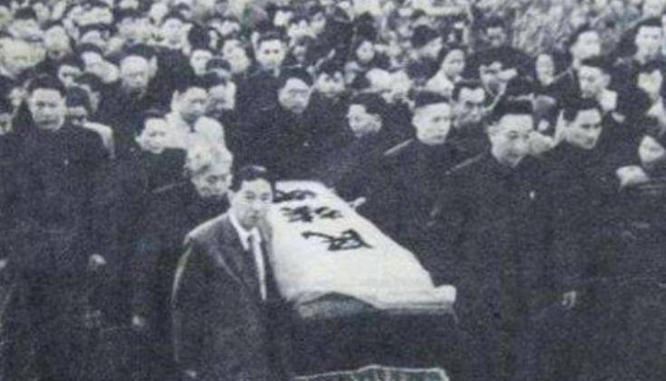 殡仪馆的门前就已经有着长长的队伍了,无数的人静静的送别鲁迅先生