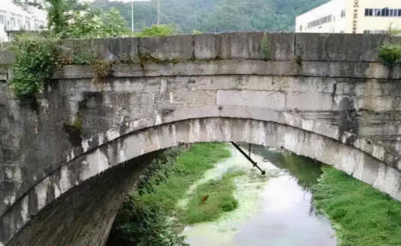 原创新民桥下挂着的一把古剑有何用处为何多年来无人敢盗走