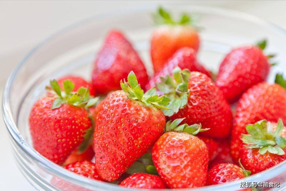 洗草莓时,有人放盐,有人放面?果农:全都错了,教你正确做法_清水_口感_