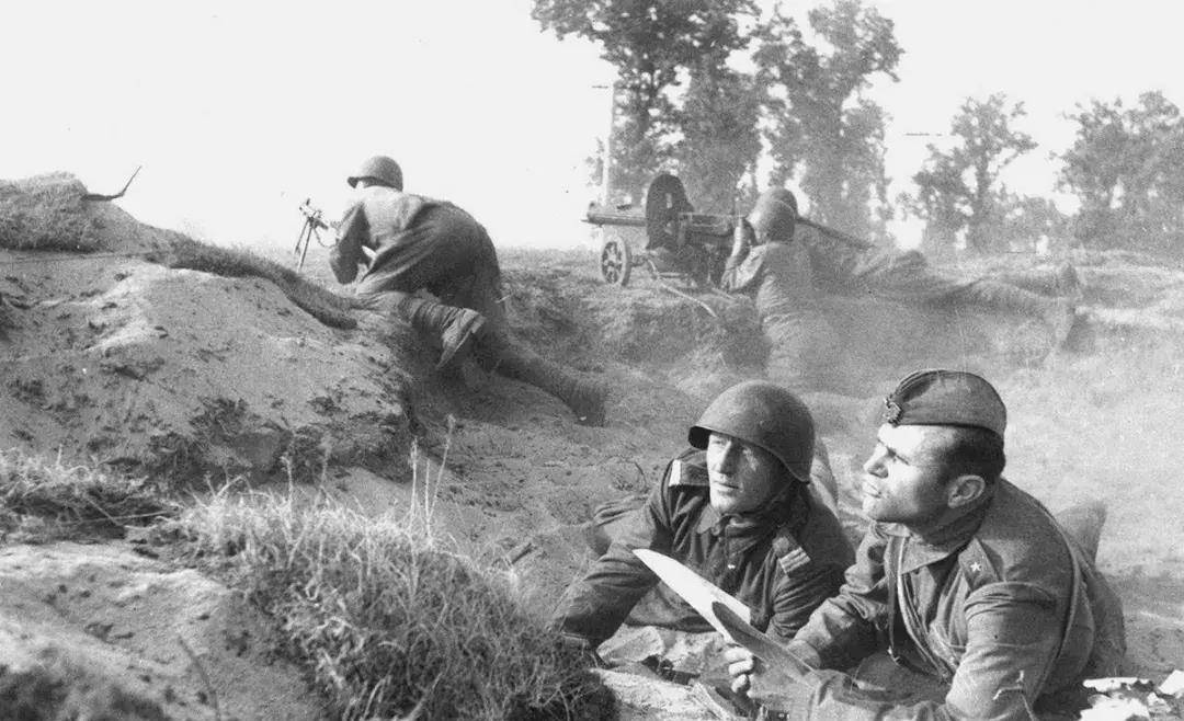 苏联卫国战争前后14位军事摄影师的纪实照片上