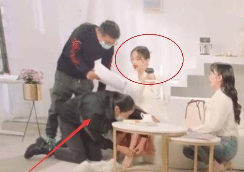 助理跪下穿鞋引热议,是有原因还是耍大牌,网友总结很到位_事情_明星