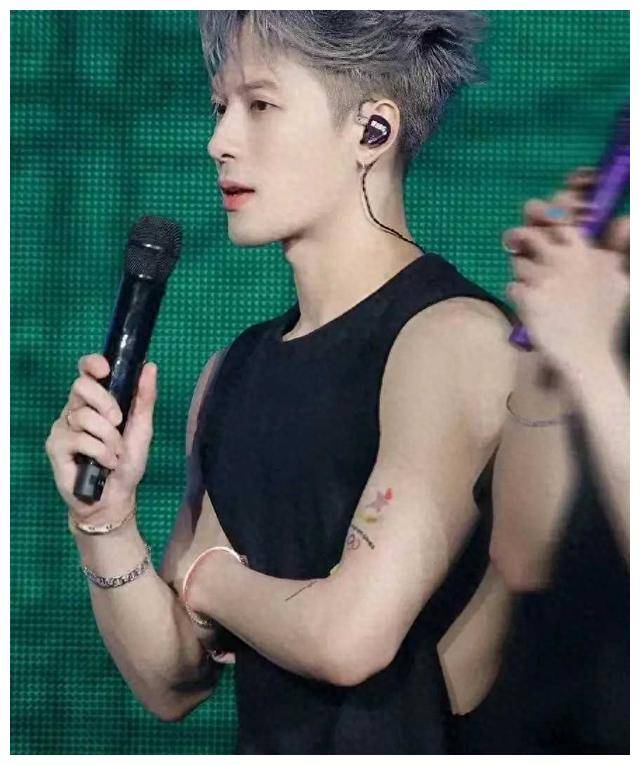 王嘉尔身材迷人十足皮肤特别好歌手出道颜值很高