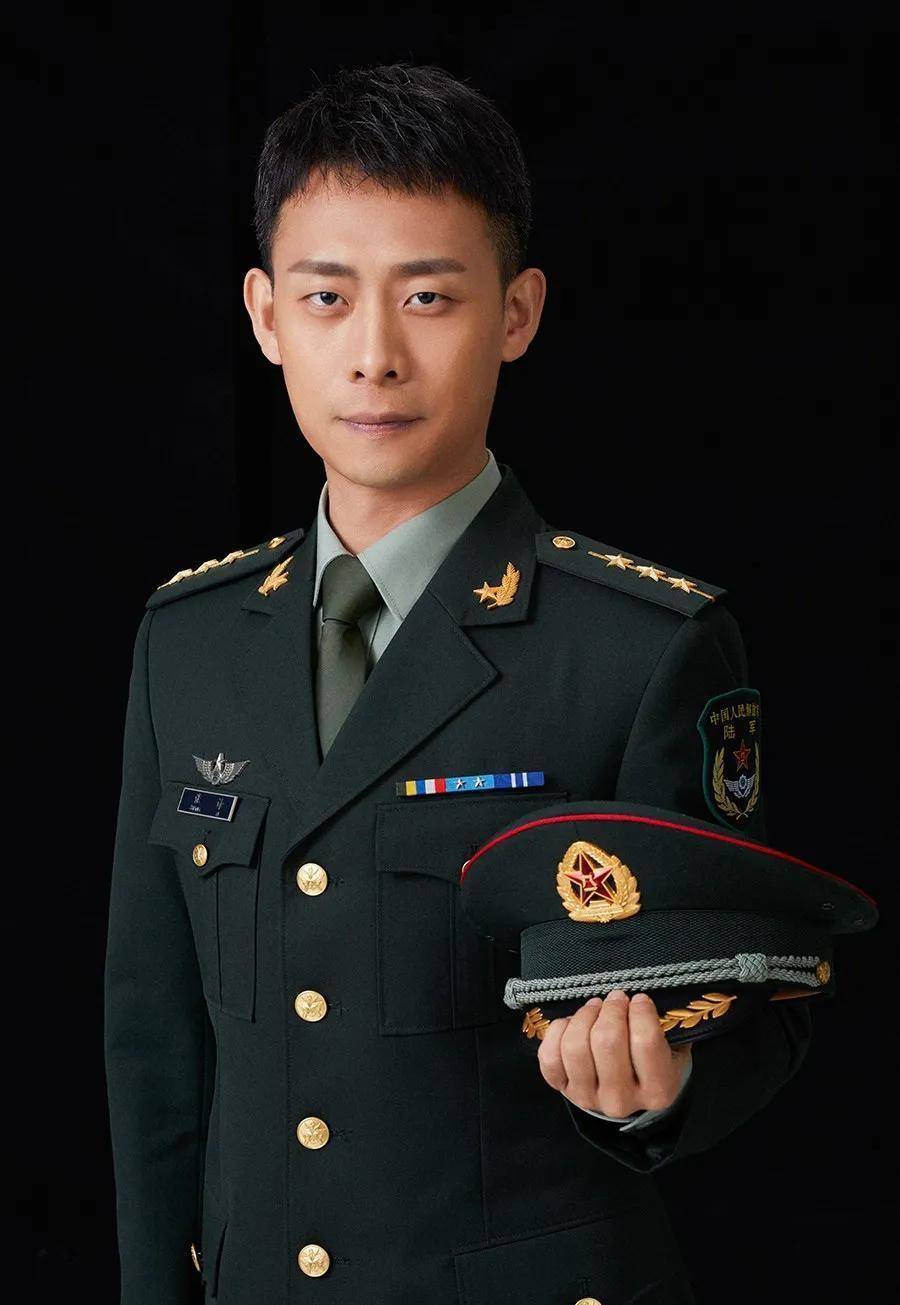 初恋昏迷10年,娶二婚妻子还带娃,如今拿下金鸡奖,张译苦尽甘来