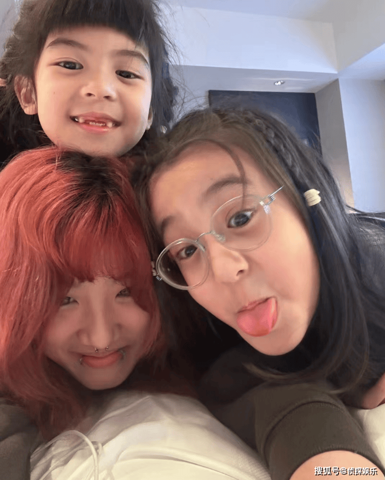 原创贾静雯迪士尼为小女儿庆生波妞豁牙做鬼脸被俩姐姐夹吻超有爱