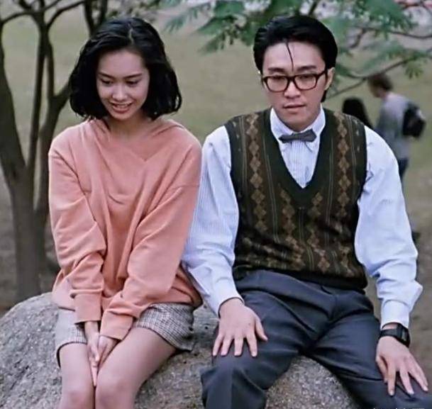 朱茵1991年出道,首部电影是由王晶执导,与周星驰,张敏等人合作的