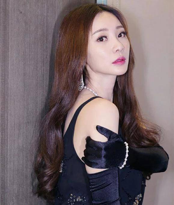 柳岩自曝因身材被学校劝退,16岁照片流出,好身材真的是天生