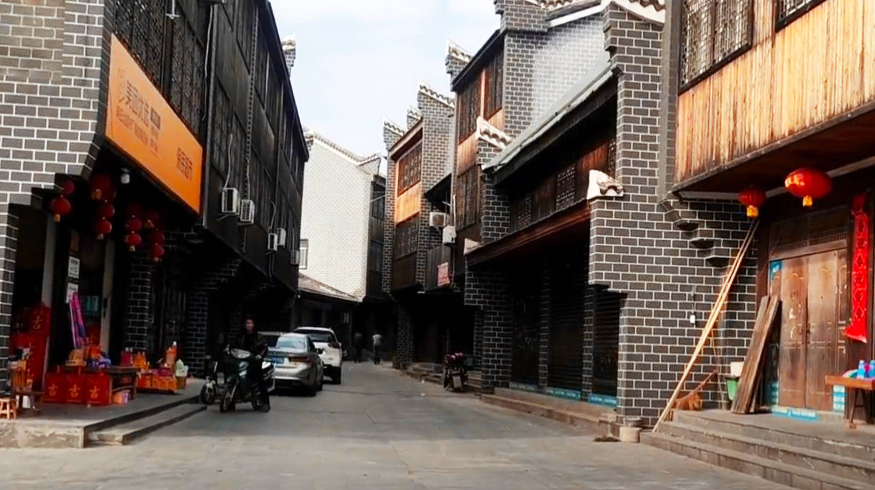 武汉郊区有座美丽小村,遍布古典风格民房,一条老巷子充满年代感