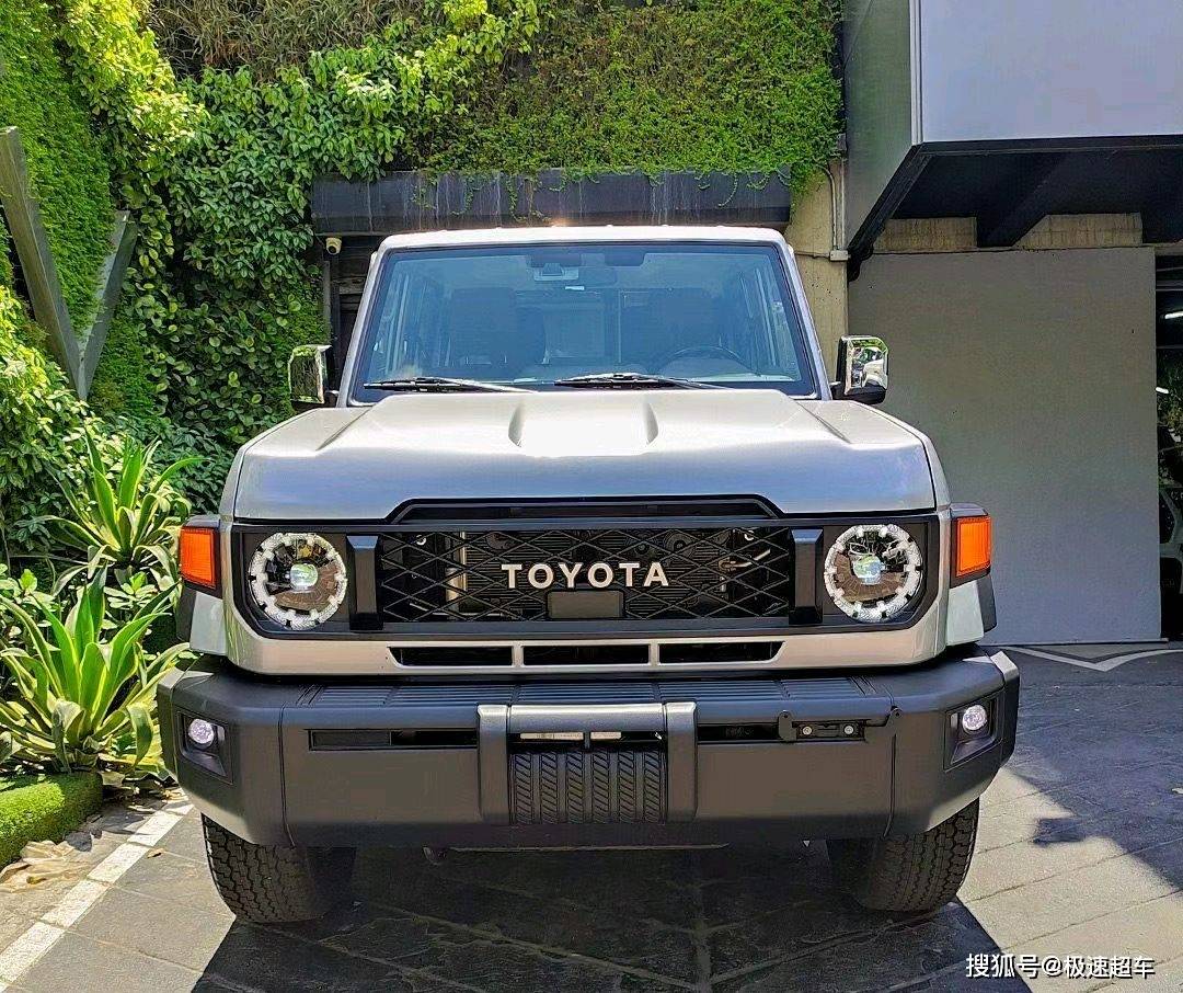 丰田陆巡lc71来啦,对开尾门设计