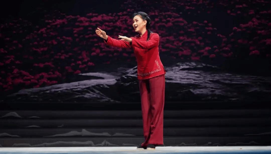 她是第一位博士级歌唱家12次荣登春晚丈夫身价不菲也是博士