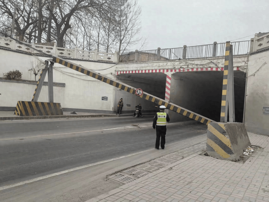 同时及时协调吊车联系负责建设维护相关部门移除破损限高杆,保