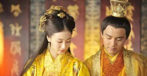 原创皇帝为保命装了三年瞎子妻子当他面与外人胡混睁眼后一雪前耻