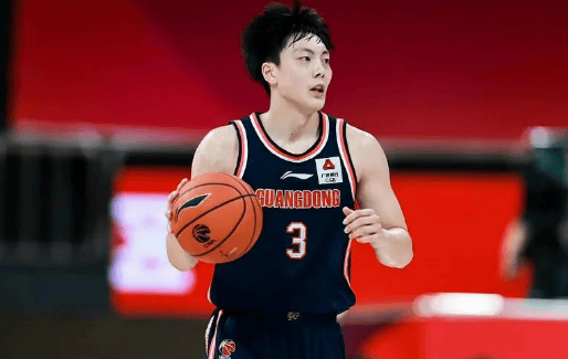 原创国际篮联发文盛赞胡明轩胡明轩彻底成长成为广东男篮新老大