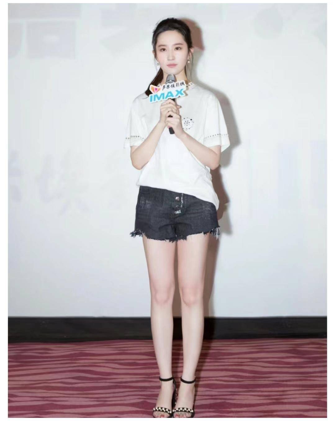 白人保镖队长亲自撑伞刘亦菲穿黑裙抵达lv秀场优雅自信气场大