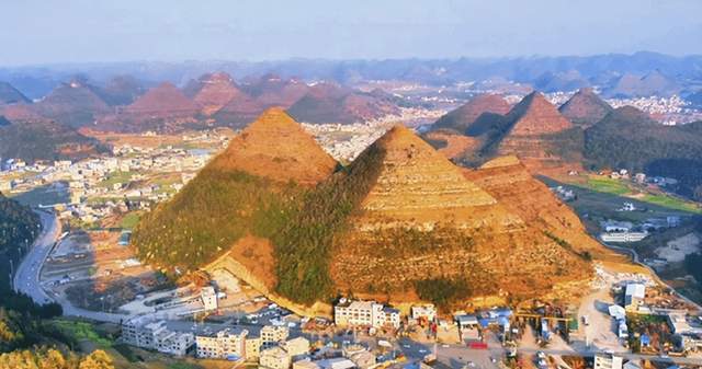 原创贵州安龙发现一群金字塔棱角分明气势磅礴大自然鬼斧神工