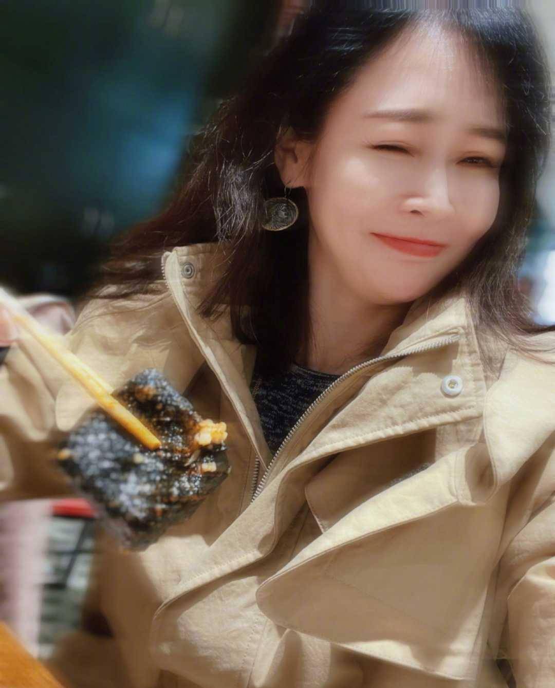 于明加气质太好了吧穿卡其色风衣游玩瓜子脸颜值惊艳了