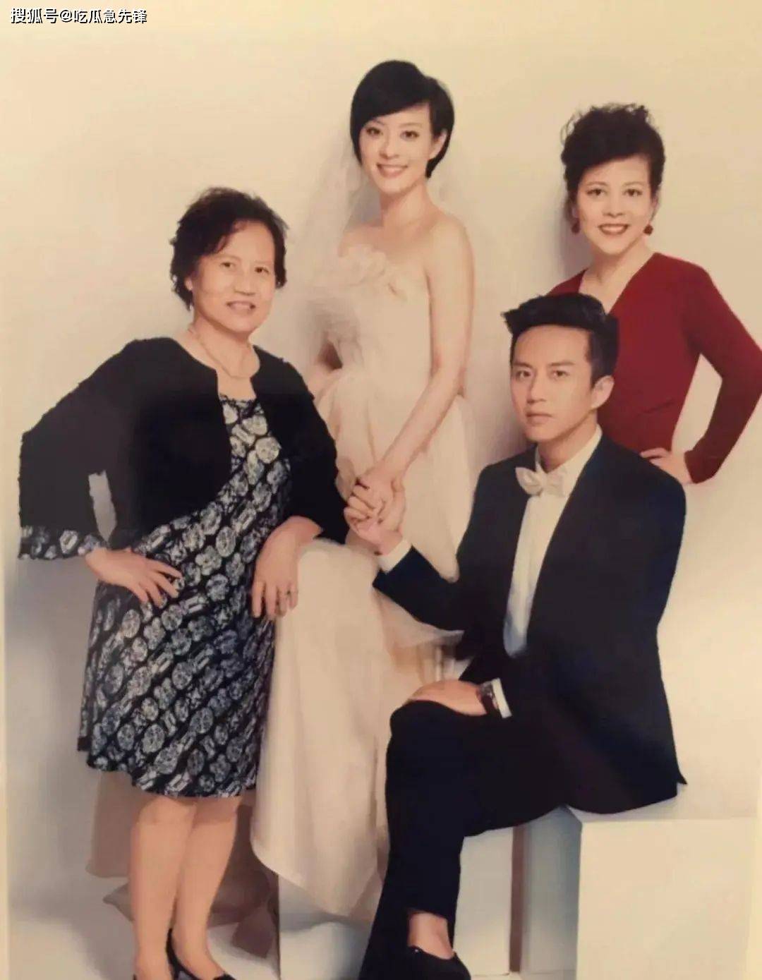 孙俪与妈妈现身机场,妈妈穿黑裙比女儿气质高级,60多岁状态真好