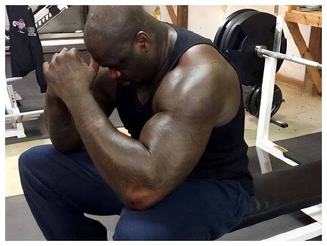 他的身高达到2米31,臂展更达到了2米59,这两项数据均创下历史记录.再