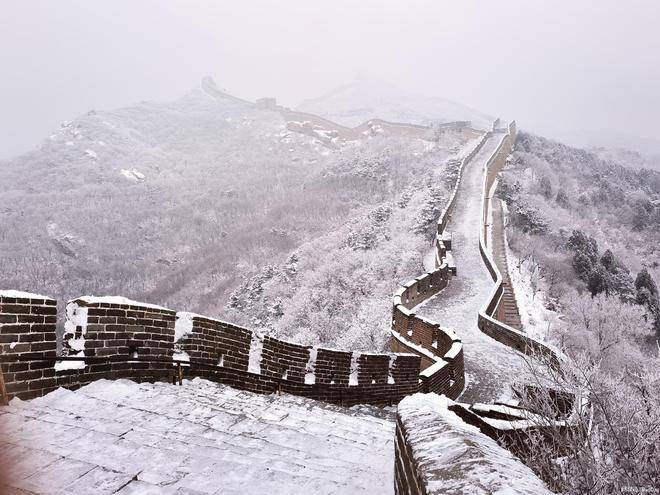 雪长城上飞檐走壁图片