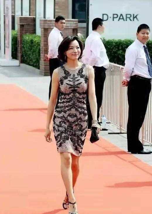 原创董卿无滤镜下太妖娆了一袭紧身裙秀蚂蚁腰不愧是央视一姐