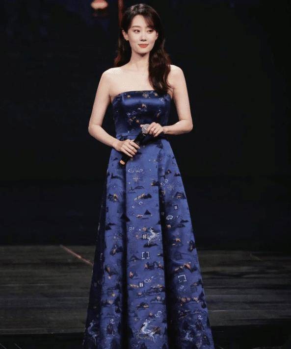 张小斐火了后衣品真高级一身牛仔穿搭简洁大气明星范十足