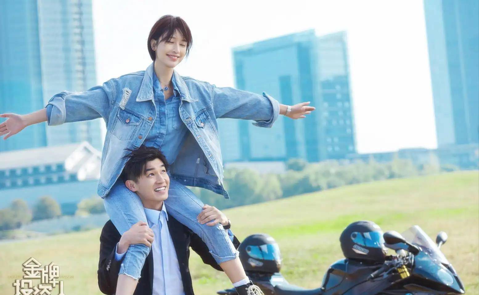 原创36岁张俪穿超短裙拍戏天鹅颈大长腿很突出至今还单身未婚