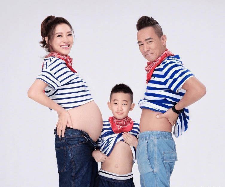 的时候,她还在节目中分享了很多跟陈小春恋爱到结婚的一些甜蜜事情,看