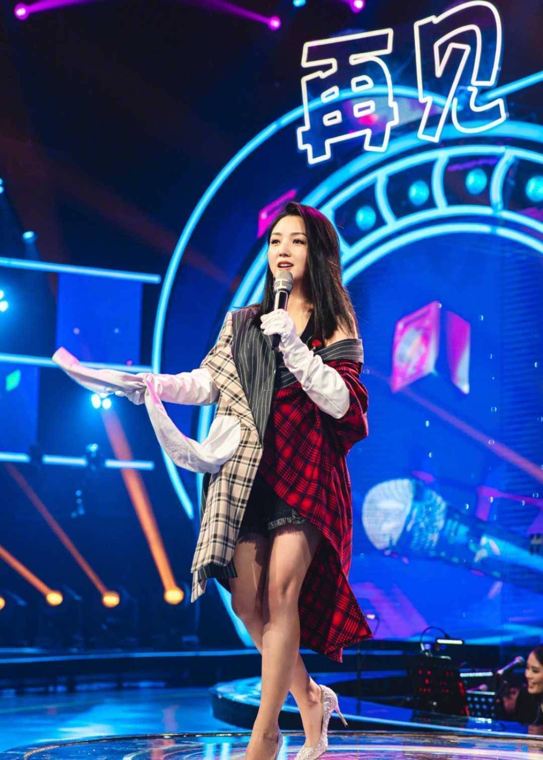 何洁太自信了大胆挑战宽松牌拼接衬衫小短腿撑不起衣长