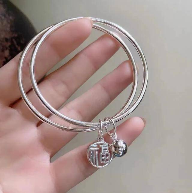 女性长期戴银手镯身体有什么变化呢或许多数人还不清楚