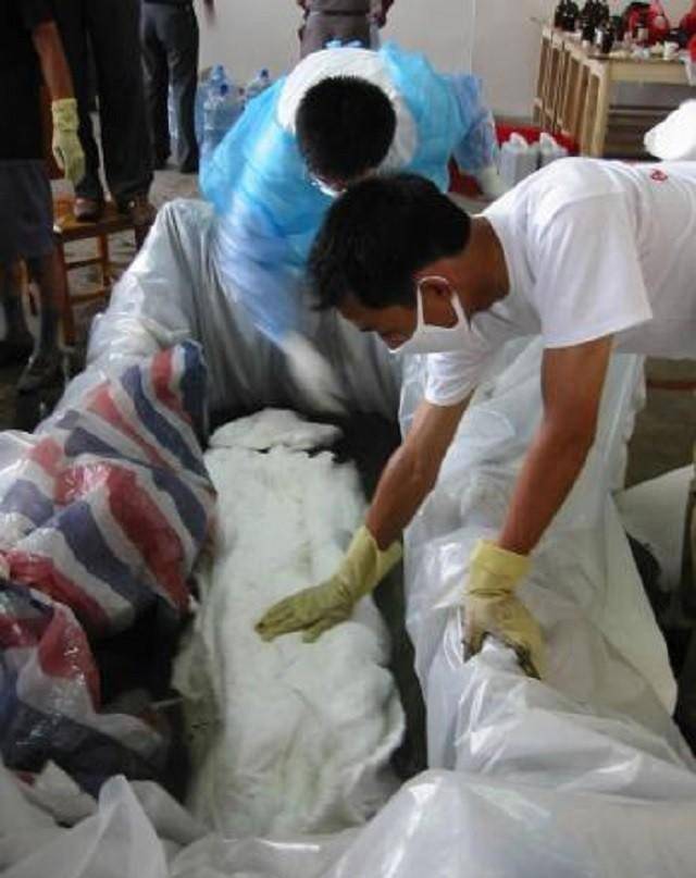 原创02年江苏挖出一副千年木棺棺中女尸尸身未腐五脏六腑保存完好