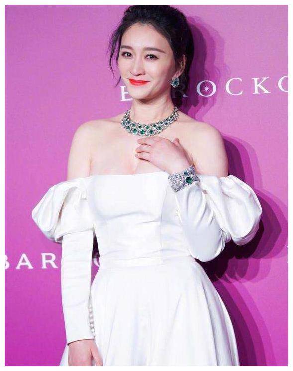 杨蓉的精致五官和佛系气质,让她在商业舞台上独具吸引力.