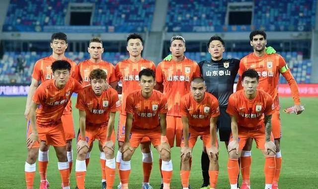 山东泰山转投国奥,年轻右路崭露头角,郑铮继任传奇_童磊_谢文_战术